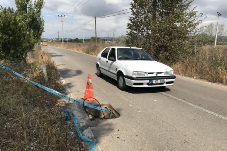 Bursa'da yoldaki r&ouml;gar kapakları &ccedil;alındı, s&uuml;r&uuml;c&uuml;ler &ouml;l&uuml;mden d&ouml;nd&uuml;