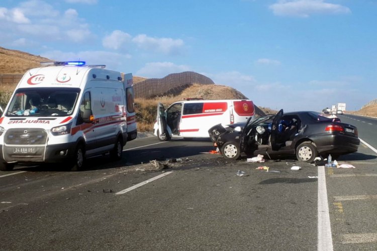 TIR'a arkadan &ccedil;arptı: 2 &ouml;l&uuml;, 4 yaralı