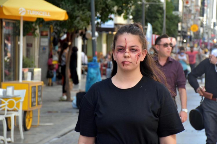 Y&uuml;z&uuml;ne yaptığı makyajla kadına şiddete dikkat &ccedil;ekti