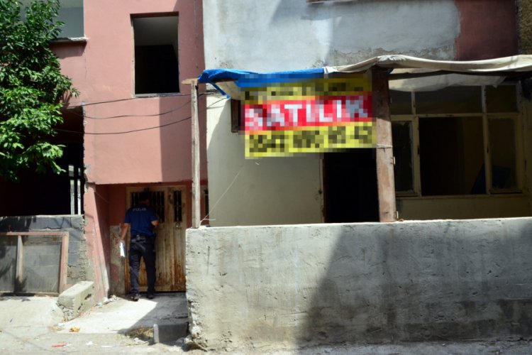 Yalnız yaşadığı evinde &ouml;l&uuml; bulundu