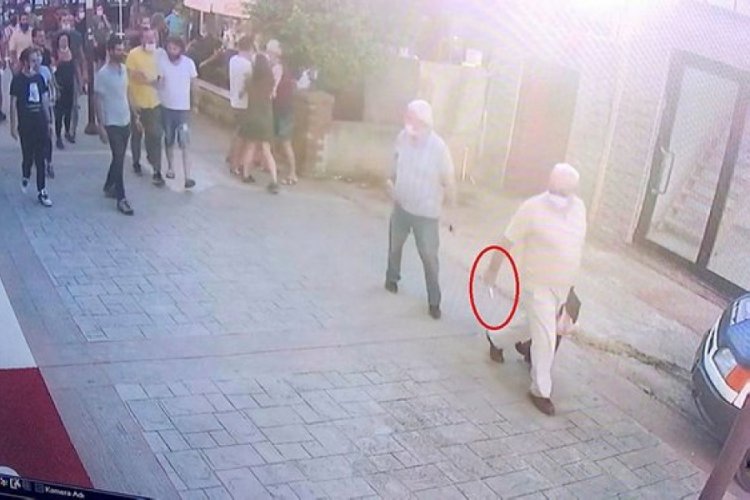 Kadınlara bı&ccedil;ak &ccedil;ekti, vatandaş tepki g&ouml;sterince polise sığındı