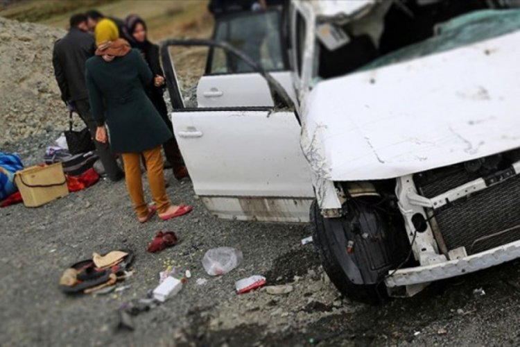 İran'da feci kaza: 14 &ouml;l&uuml;
