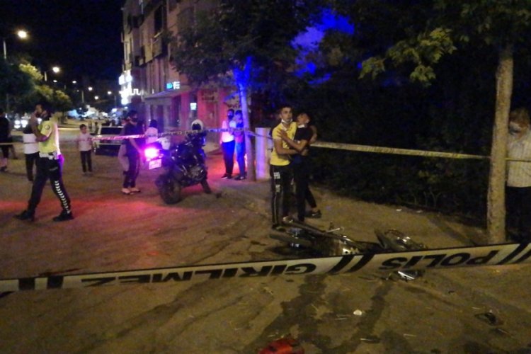 Kaza yapan arkadaşının başında feryat etti