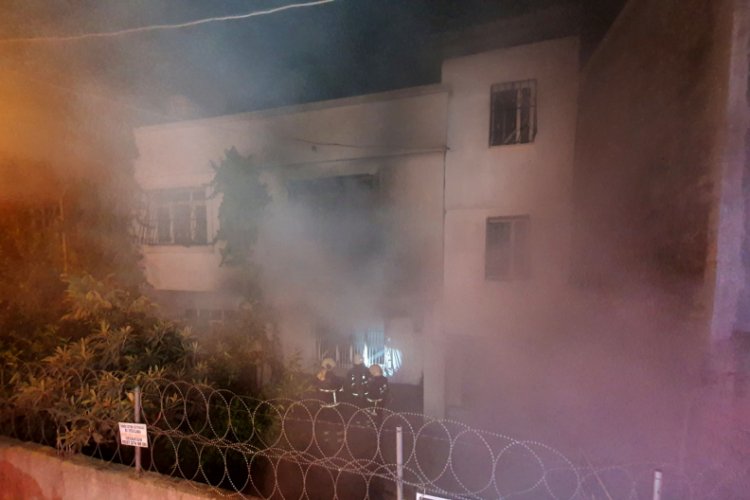Pencereden girdikleri evi yaktılar