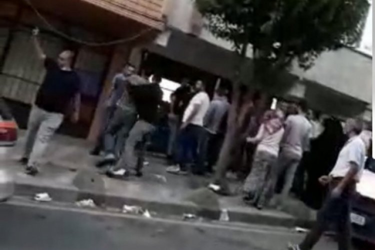 Komşu at&ouml;lyecilerin "yan bakma" kavgası kamerada