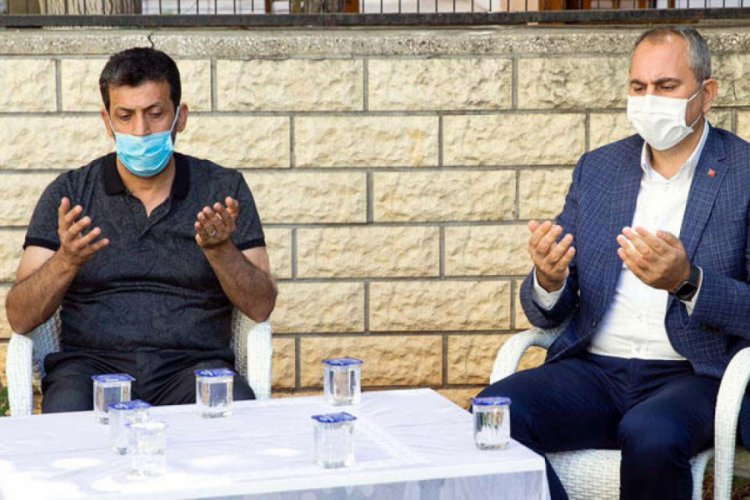Adalet Bakanı G&uuml;l'den Duygu Delen'in ailesine ziyaret