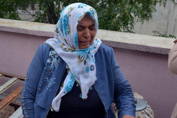 Yangında &ccedil;amaşır ve bulaşık makineleri yandı, g&ouml;zyaşlarına boğuldu