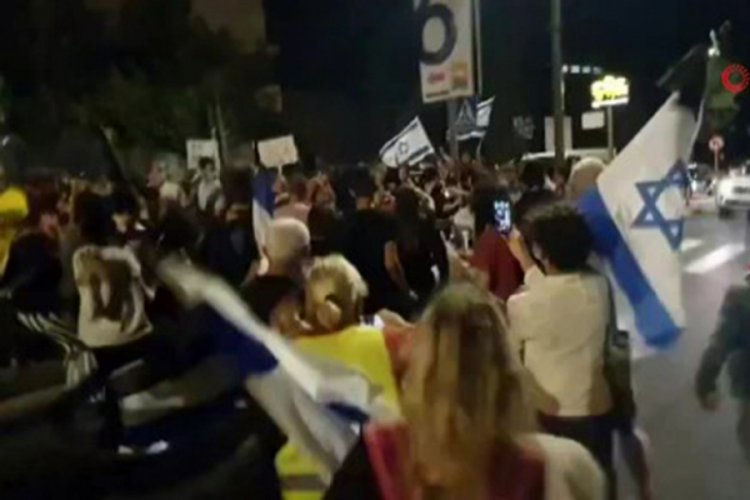 Kud&uuml;s'teki Netanyahu karşıtı protestolarda g&ouml;stericilere polis m&uuml;dahalesi