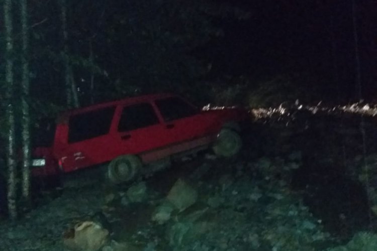 Ardeşen'de sel sularına kapılan otomobil yoldan &ccedil;ıktı