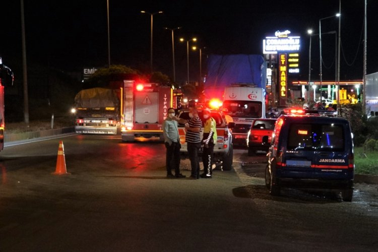 Otomobil tıra arkadan &ccedil;arptı: 1 &ouml;l&uuml;, 4 yaralı