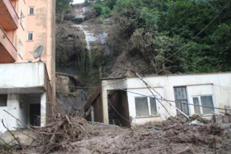 Rize'de heyelanın boyutu g&uuml;n ağarınca ortaya &ccedil;ıktı