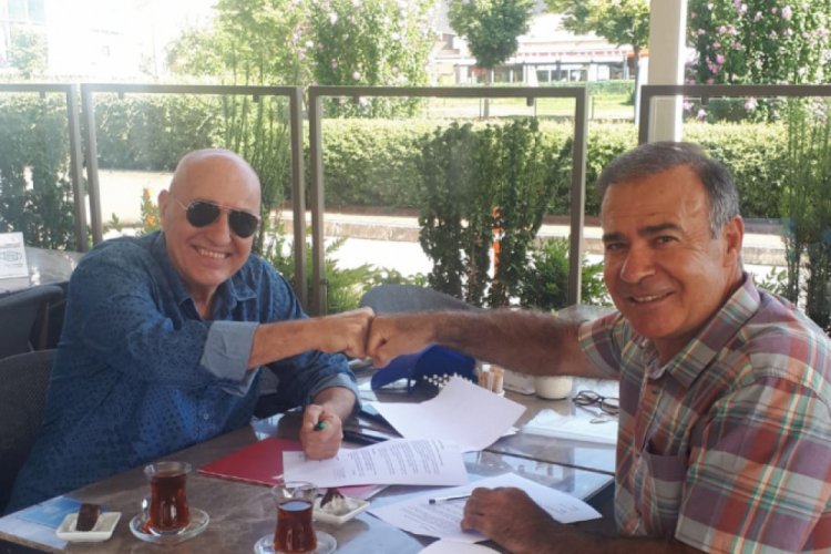 Yumruk selamı ile kutladılar