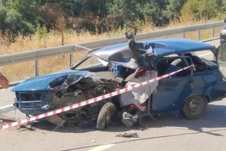 Otomobil ile motosiklet &ccedil;arpıştı