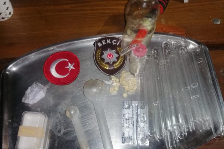 İzmir'de polisin durdurduğu ara&ccedil;tan uyuşturucu &ccedil;ıktı