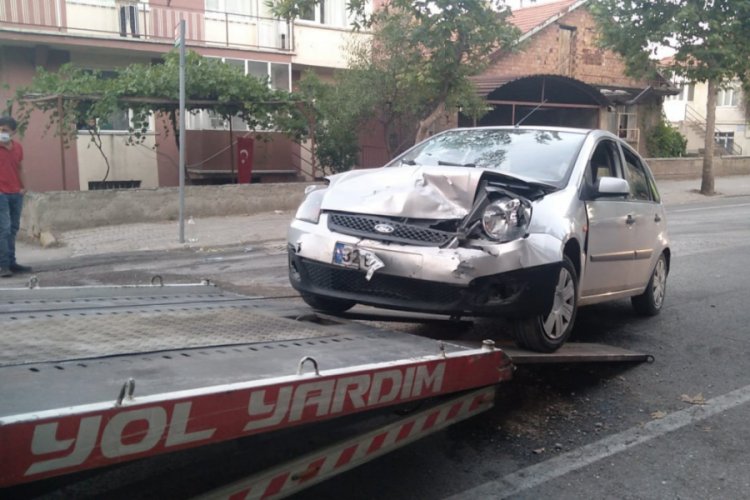 Otomobiller kavşakta &ccedil;arpıştı