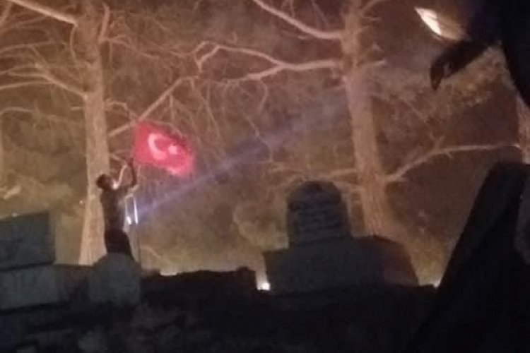 Şehidin T&uuml;rk Bayrağını alevlere teslim etmediler