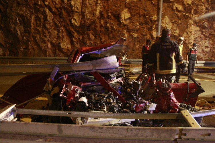 Bursa'da otomobil bariyerlere saplandı
