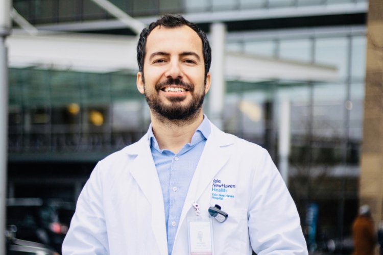 Yale'deki T&uuml;rk doktor: Kimse gen&ccedil;liğine ya da sağlıklı olmasına g&uuml;venmesin