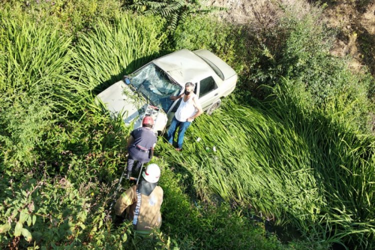 Dereye u&ccedil;an otomobildeki s&uuml;r&uuml;c&uuml;y&uuml; itfaiye kurtardı