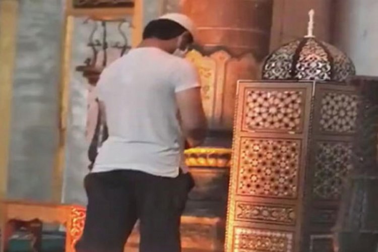Ayasofya'da protez bacaklarıyla namaz kıldı