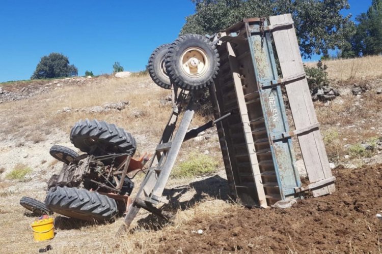 Trakt&ouml;r devrildi: Aynı aileden 6 kişi yaralı