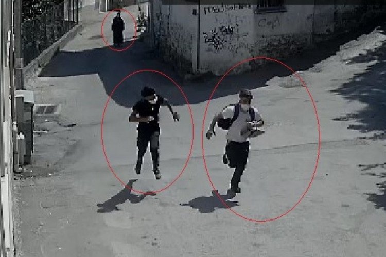 Bursa'da yaşlı kadının &ccedil;antasını b&ouml;yle gasp etmişler