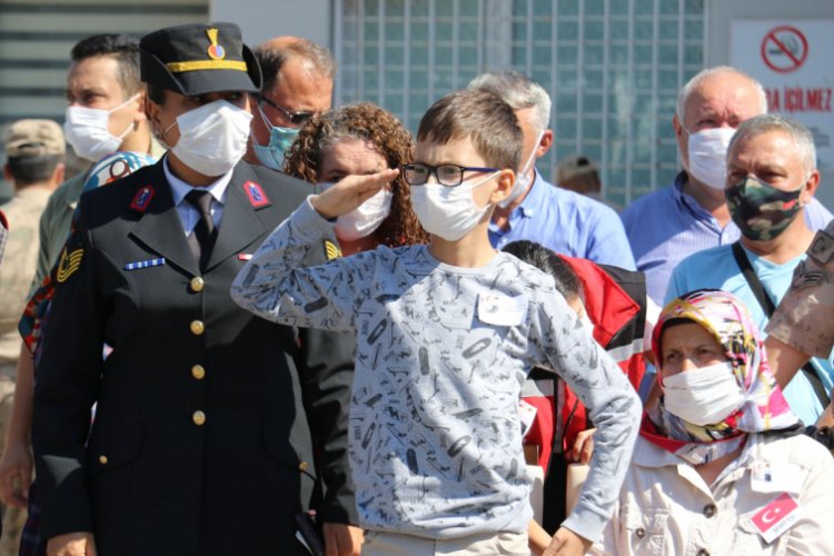 Sel felaketinde şehit olan babasını asker selamıyla uğurladı