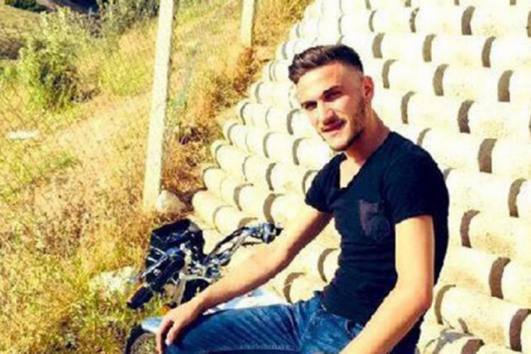 Motosikletli gen&ccedil;, ters y&ouml;nde giden otomobilin &ccedil;arpmasıyla &ouml;ld&uuml;