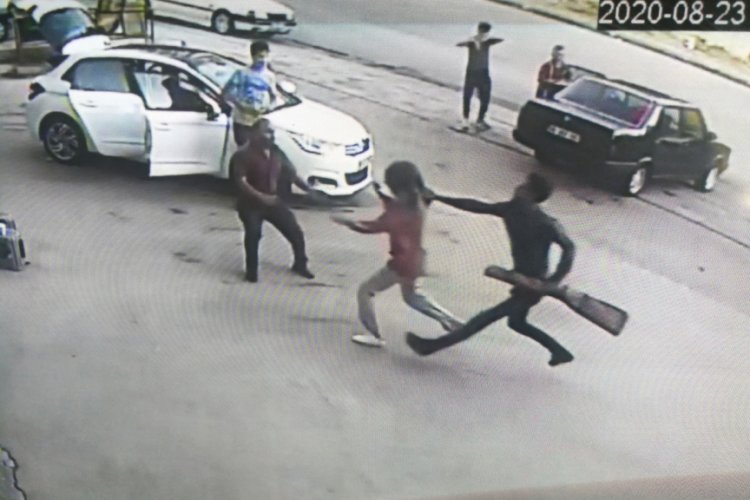 Evi terk eden eşini sokakta t&uuml;fekle kovaladı