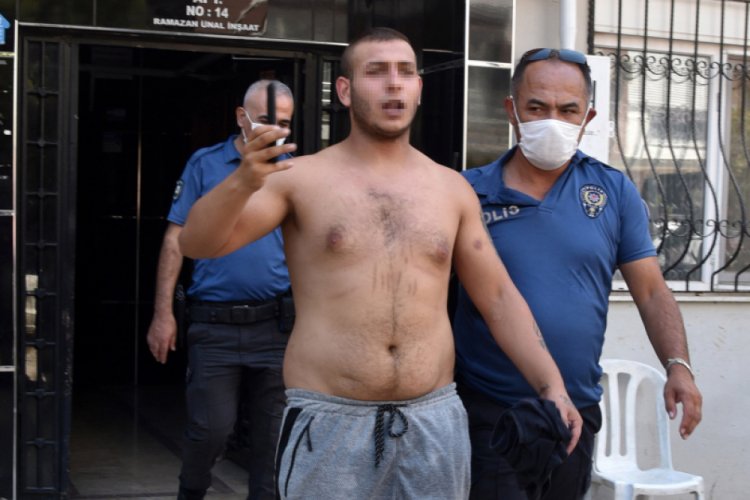 Tartıştığı annesini satırla rehin aldı