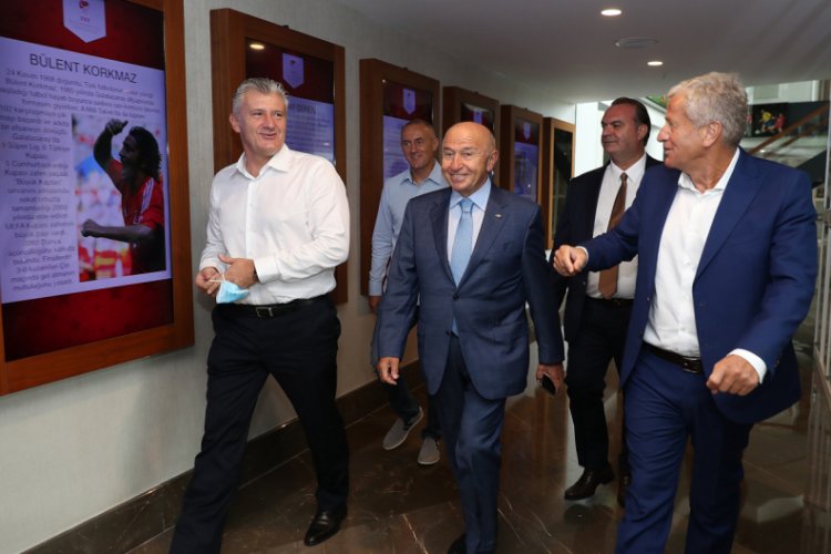 Hırvatistan Futbol Federasyonu Başkanı Suker'den &Ouml;zdemir'e ziyaret