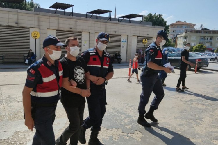 Bursa'da 4 kişinin &ouml;ld&uuml;ğ&uuml; zincirleme kazaya yol a&ccedil;an s&uuml;r&uuml;c&uuml; tutuklanarak cezaevine g&ouml;nderildi