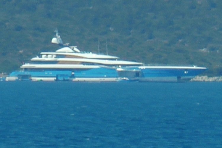 Rus milyarderin y&uuml;zen sarayı Bodrum'a demir attı