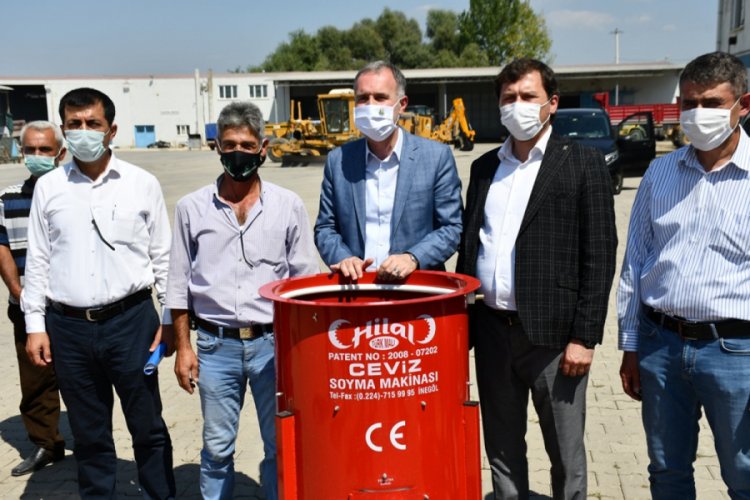 Bursa İneg&ouml;l'de 10 kırsal mahalleye ceviz soyma makinesi verildi