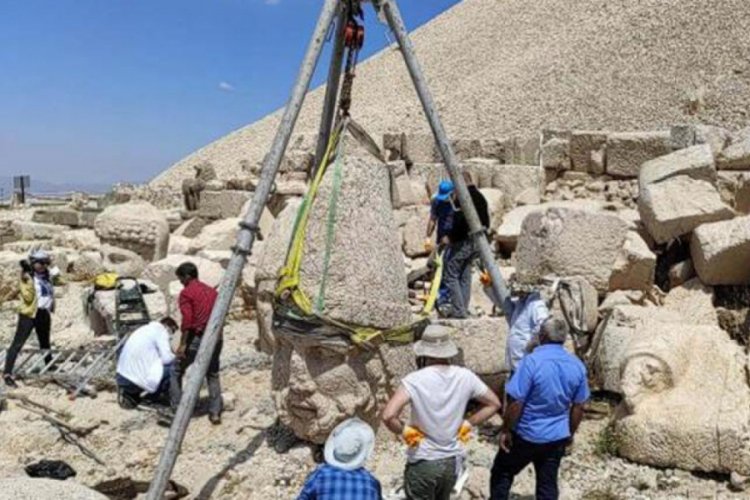 Nemrut'ta devrilme tehlikesi olan heykel d&uuml;zeltildi