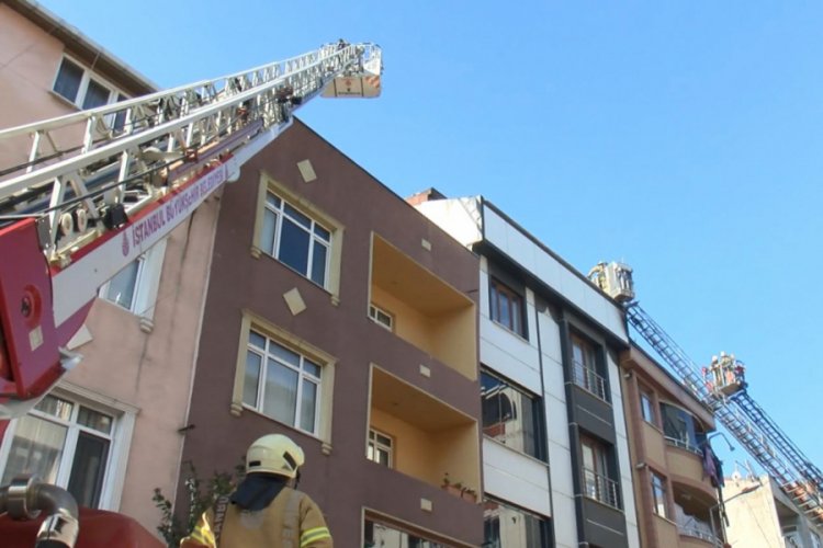 İstanbul'da iki binanın &ccedil;atısında yangın &ccedil;ıktı