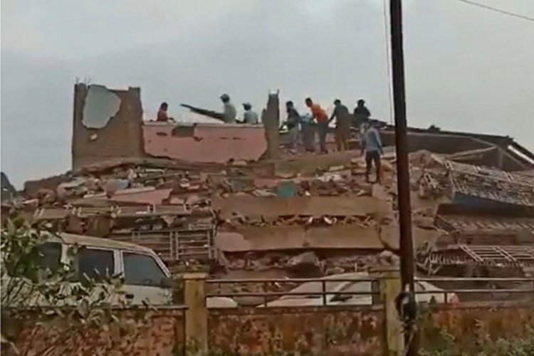 Hindistan'da bir bina &ccedil;&ouml;kt&uuml;, 90 kişi mahsur kaldı