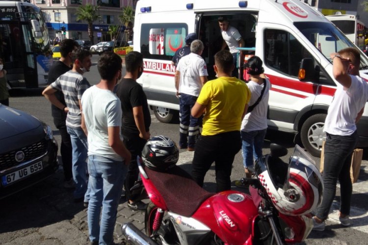Motosiklet ile otomobil &ccedil;arpıştı