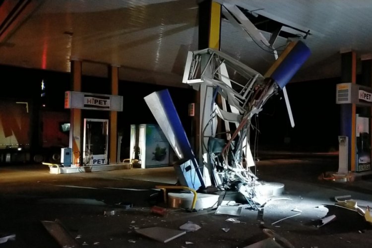 Akaryakıt istasyonuna dalarak yakıt pompasını par&ccedil;aladı