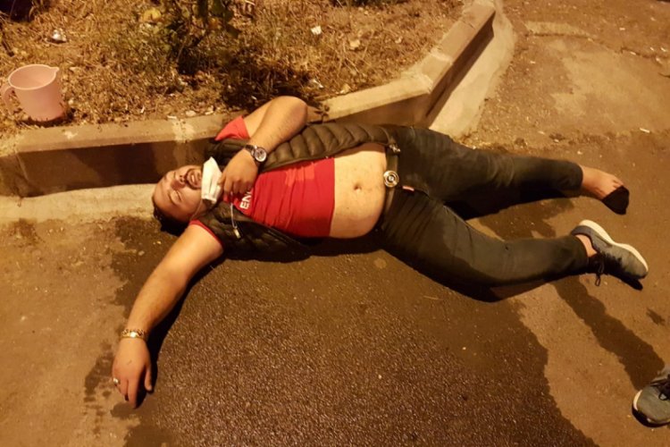 Yol kenarına sızan adamı uyandırma &ccedil;abası sonu&ccedil; vermedi