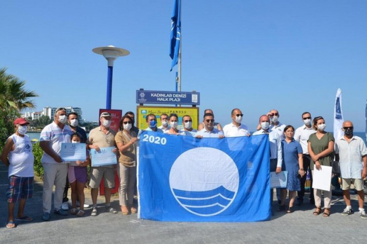 Kuşadası'nda 26 plaja t&ouml;renle mavi bayrak &ccedil;ekildi