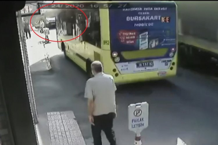 Bursa'da yolcu otob&uuml;s&uuml;nde faciadan d&ouml;n&uuml;ld&uuml;! Tente demiri otob&uuml;s&uuml;n i&ccedil;ine girdi