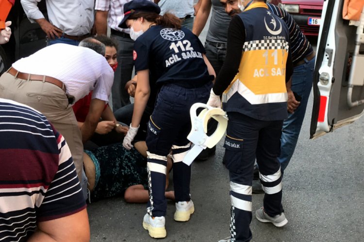 Bursa'da kazada yaralanan yayaya ilk m&uuml;dahaleyi telefon bayisinde &ccedil;alışan kadın yaptı
