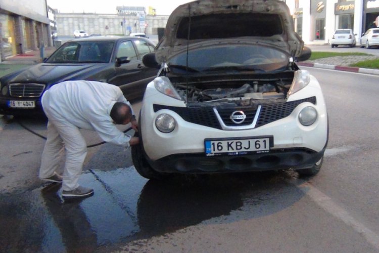 Bursa'da bir ara&ccedil;tan &ccedil;ıkıp diğerine giren kediyi &ccedil;ıkarmak kolay olmadı