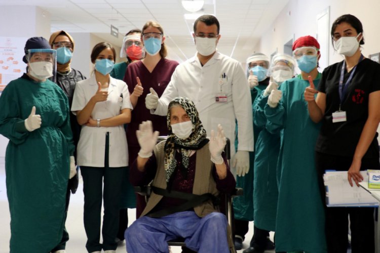 80 yaşındaki hasta koronavir&uuml;s&uuml; yendi