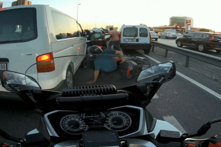 Motosikletliye &ccedil;arpıp ka&ccedil;an s&uuml;r&uuml;c&uuml; trafikte ter&ouml;r estirdi