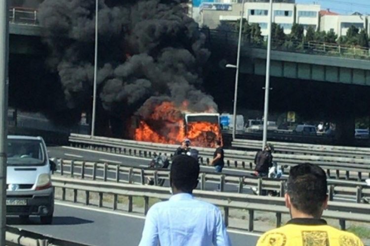 Zeytinburnu'nda metrob&uuml;s alev alev yandı