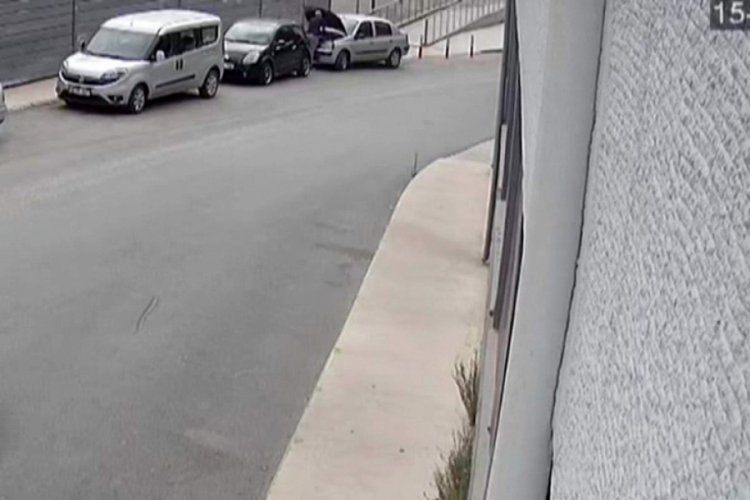 Oto hırsızının y&ouml;ntemi hayrete d&uuml;ş&uuml;rd&uuml;