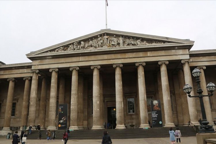 British Museum k&ouml;le t&uuml;ccarı kurucusunun b&uuml;st&uuml;n&uuml; kaldırdı