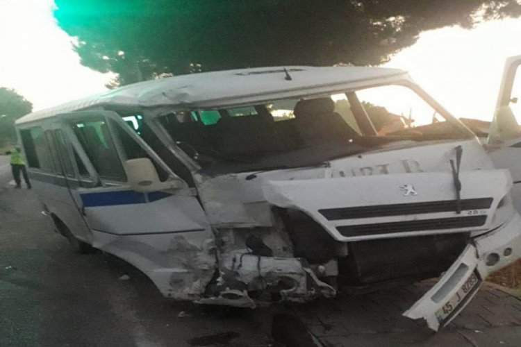 Manisa'da iş&ccedil;i servisleri &ccedil;arpıştı: 12 yaralı